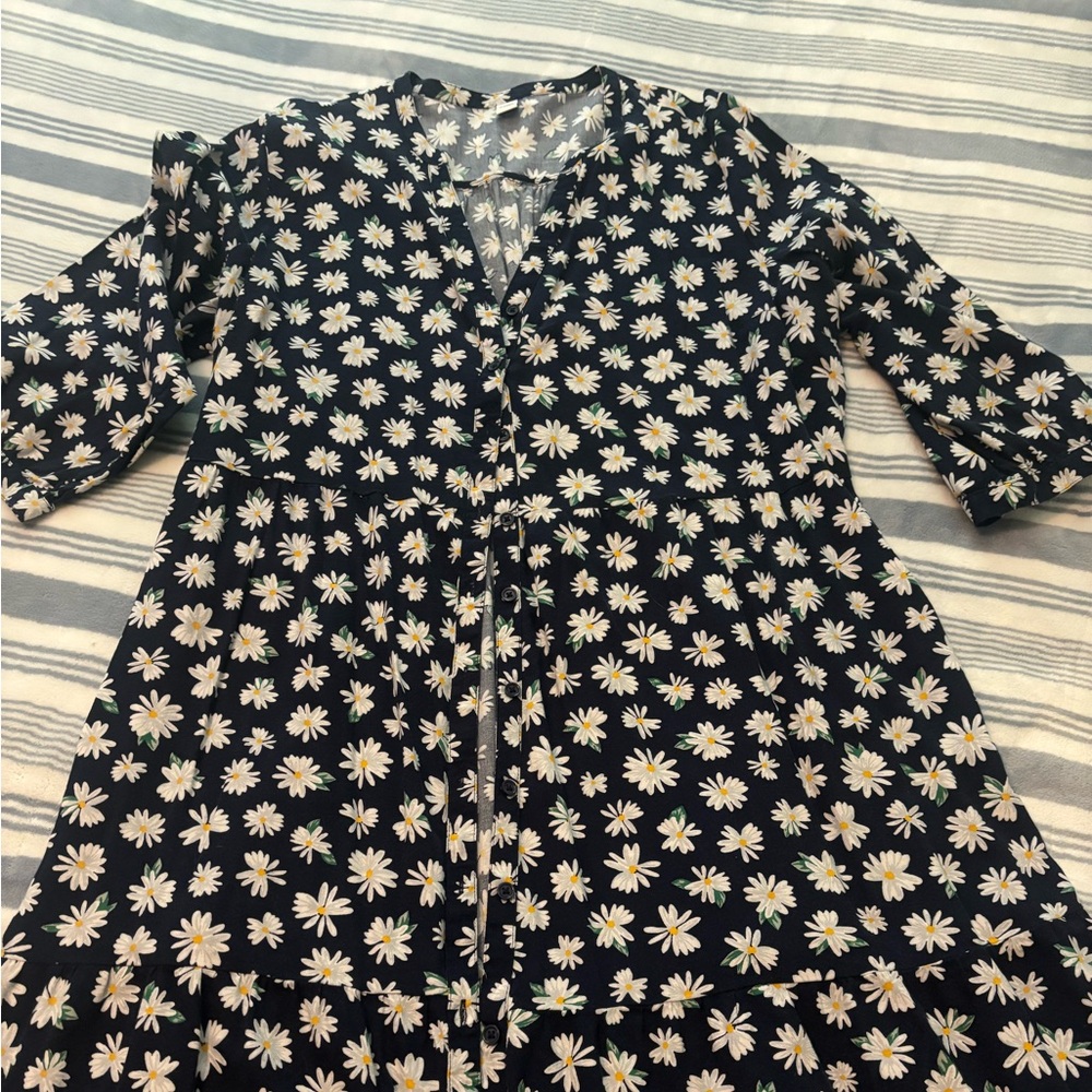 Button down blue dress with white daisies, size XXL, length to calf, 3/4 sleeve